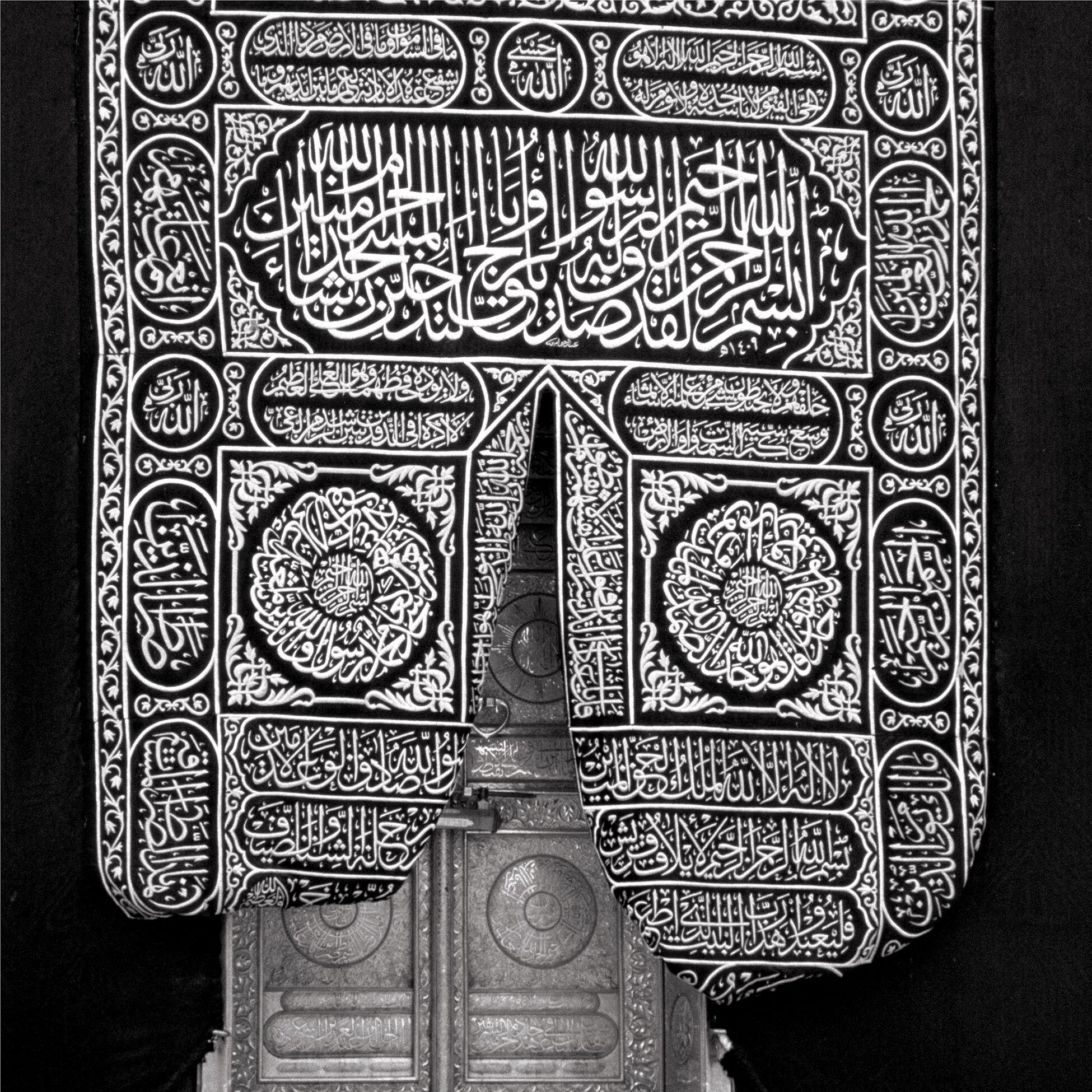 Close up of the Kiswah cloth covering the Ka'ba, Makkah, Saudi Arabia - Peter Sanders Peter Sanders - sau ma kab 275