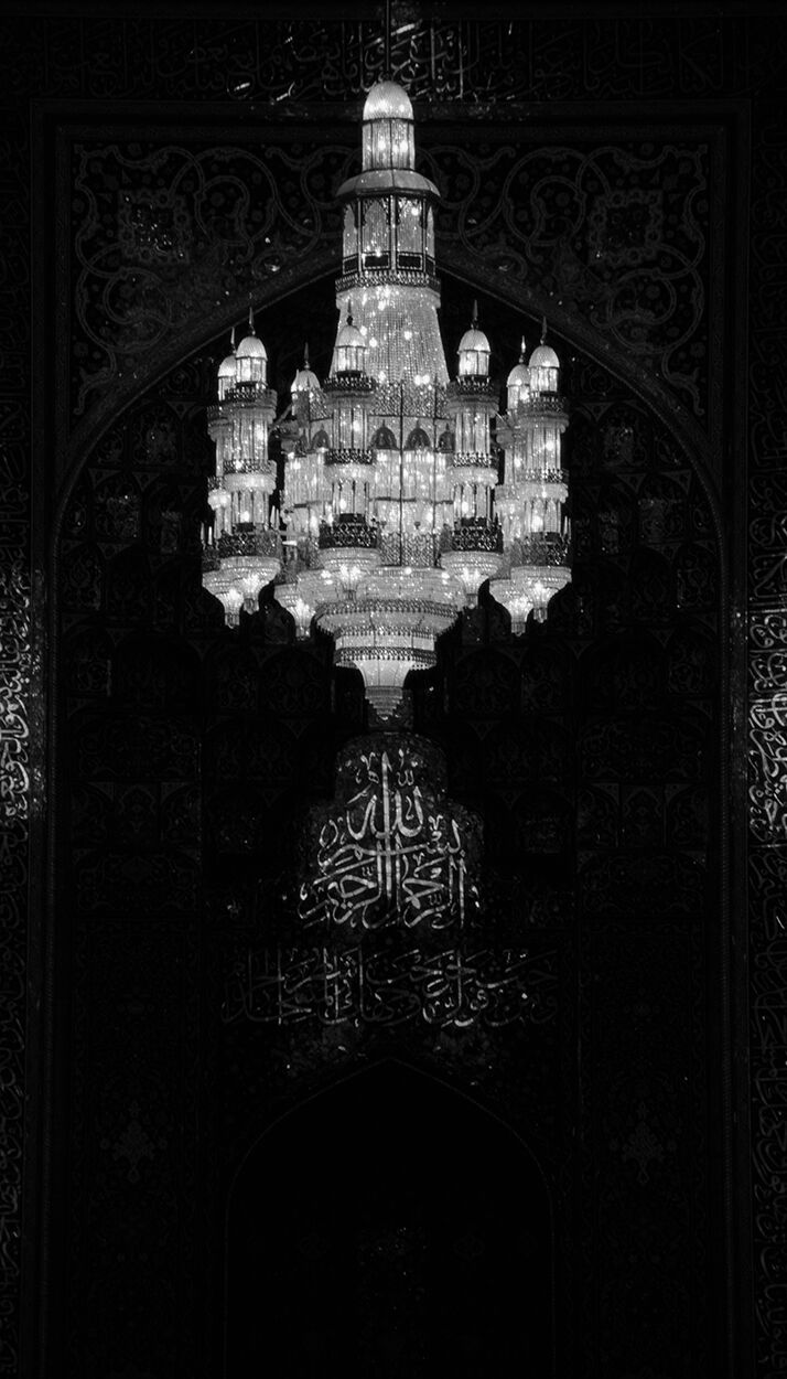 Calligraphy on wall and Chandelier of Sultan Qaboos Grand Mosque, Muscat, Oman. - Peter Sanders Peter Sanders - 7 oma mu sqn 109 copy